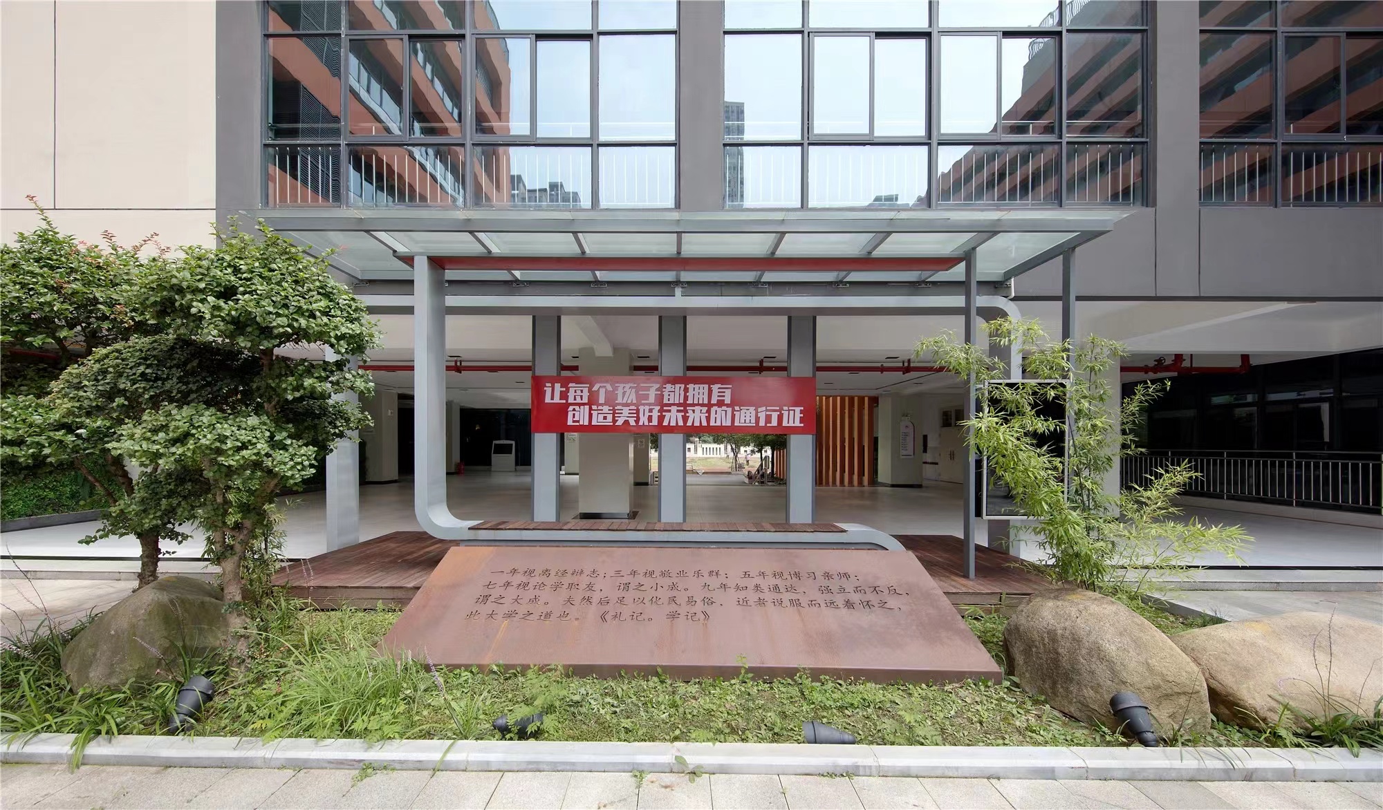 【學(xué)校案例】今泰裝飾在武漢市先后完成了與紅領(lǐng)巾學(xué)校6個(gè)校區(qū)的項(xiàng)目交付！(圖1)